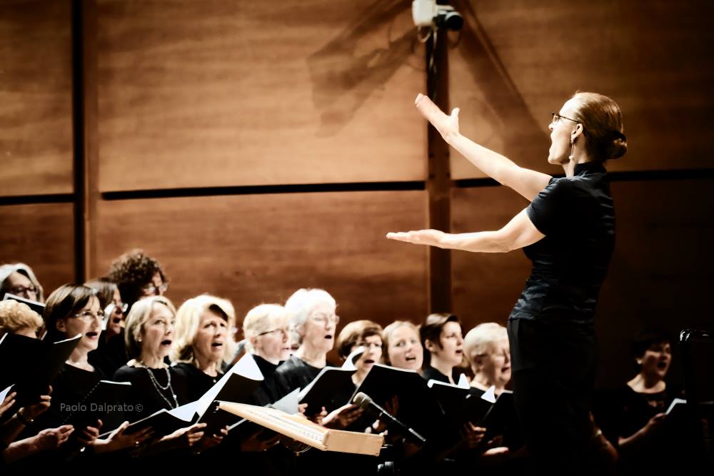 Teresa Tramontin dirige il Coro degli Stonati de La Verdi. 